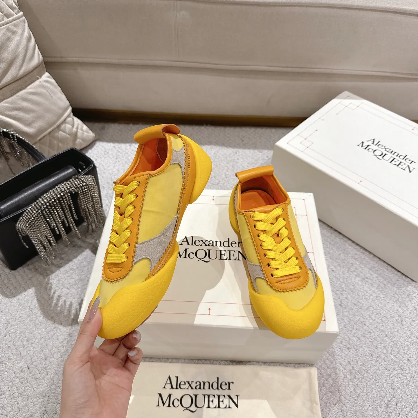 👟👟Ex-factory price 600👟👟 Men's size +10 2025 McQueen's new AIexanderMcQUEEN✅ The original quality has been certified! The original version is reproduced 1:1, and the latest lace-up casual shoes are released simultaneously. • McQueen logo • Round toe box • Lightweight segmented sole design, made of imported stretch breathable fabric + grained cowhide, soft inner lining and insole, comfortable for walking and not stuffy on the feet. Five colors: black/white·white·off-white·black/brown·yellow Fabric: grained cowhide + stretch fabric + cow suede Insole: imported sheepskin Women’s model: 35–40 (40 for women is not returnable) Men’s model: 39–45 (45 for men is not returnable)